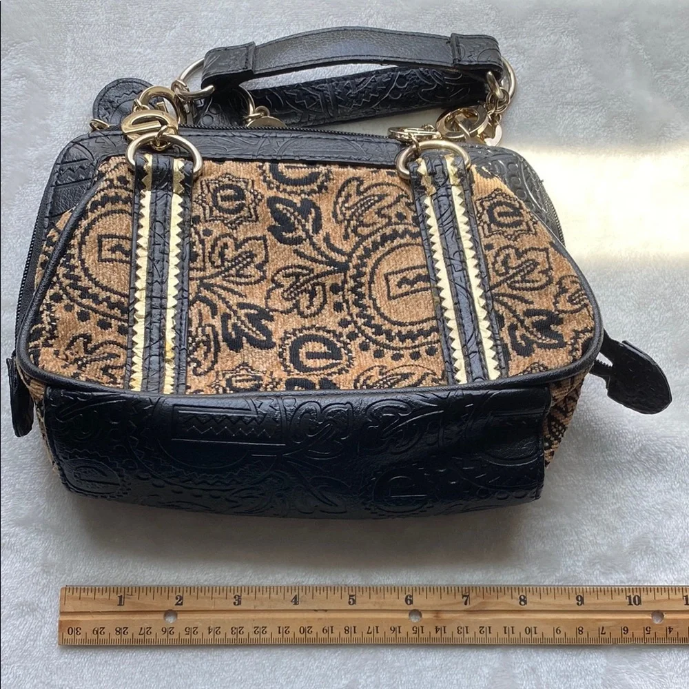 Vintage Black and Tan Shoulder Bag with Classic Elegance - Picture 5 of 7